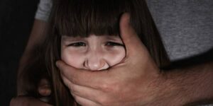 Ґвалтував 7-річну дівчинку та розбещував її 8-річну подругу: у Дніпрі винесли вирок педофілу