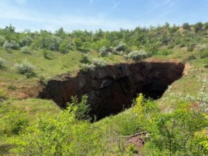 Величезне провалля глибиною 300 метрів виявили на Дніпропетровщині