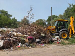 У Дніпрі прибрали стихійне сміття, де 10 років поспіль його скидають люди