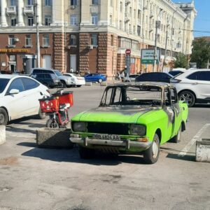 У Дніпрі на парковці вандали підпалили «Москвич», який врятував сім’ю з Луганщини