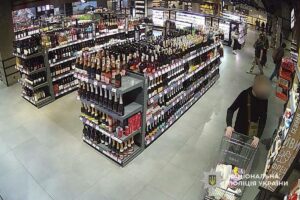 У Дніпрі батько з сином обікрали супермаркет. Винесли товару на майже 10 тисяч гривень