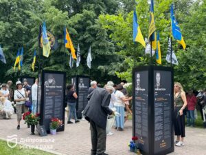 У Дніпрі в сквері Героїв оновили проєкт «Історії Героїв». 45 нових імен загиблих