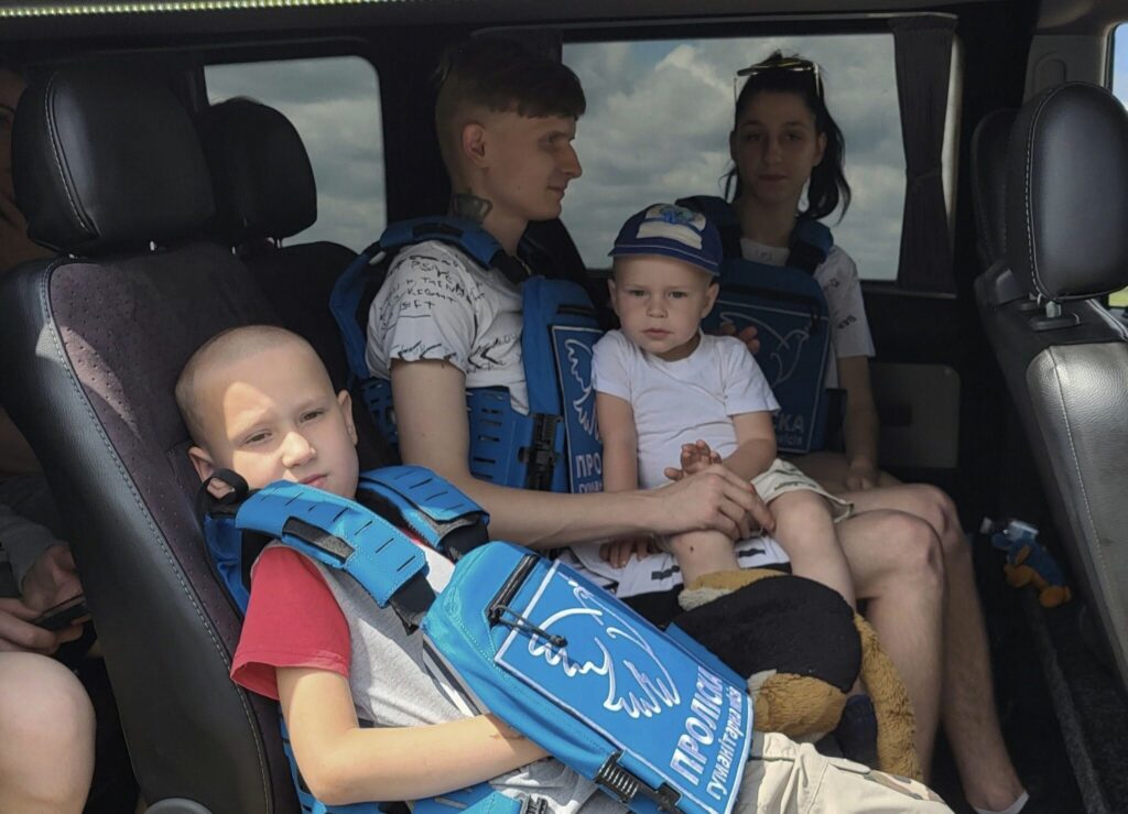 Удари посилюються, вибухи не вщухають. Як в Дніпрі триває евакуація (фото)