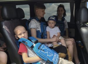 Удари посилюються, вибухи не вщухають. Як в Дніпрі триває евакуація (фото)