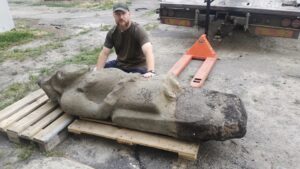До Дніпра перевезено унікальну половецьку “бабу” 12-13 століття