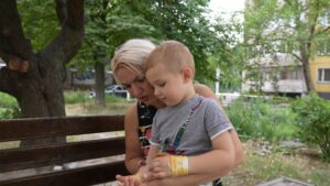 У Дніпрі розгорівся скандал. В дитсадку хлопчик впав на скло, коли йшов до укриття