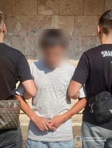 Зірвав золотий ланцюжок з шиї жінки і втік. У Дніпрі затримали нападника