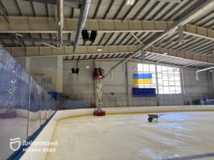 Ракетний удар по Дніпру. Як врятували постраждалу Льодову арену