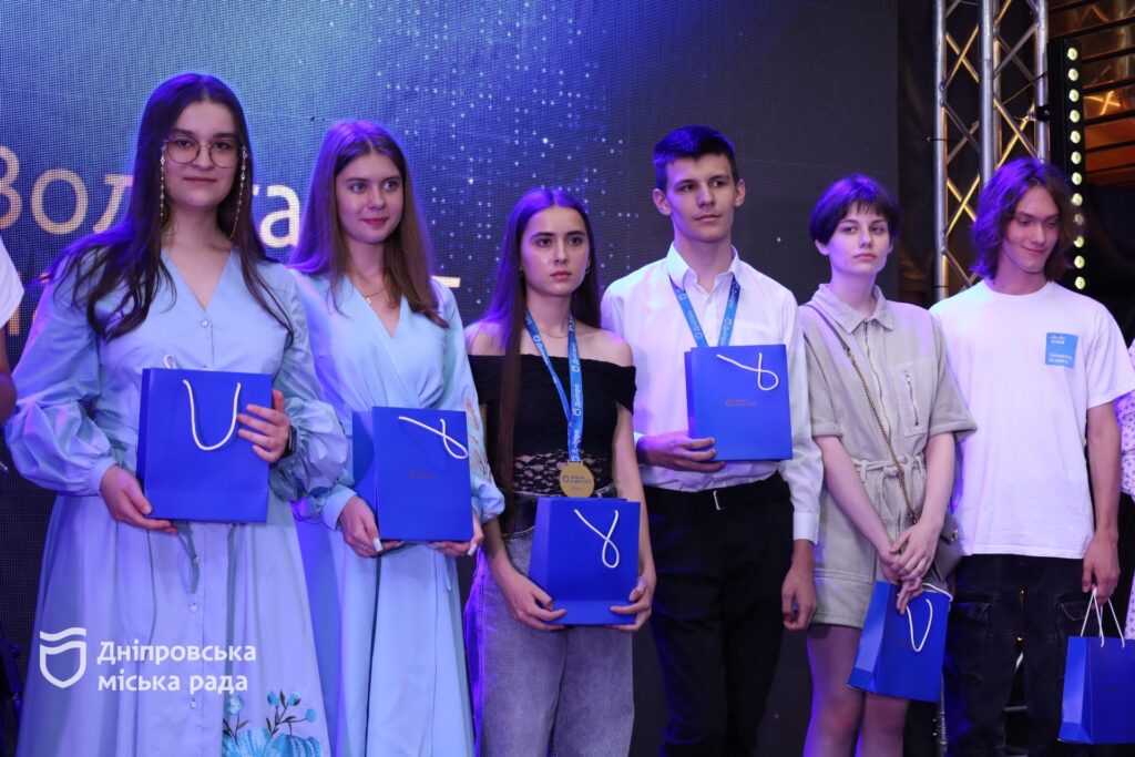 У Дніпрі відзначили 51 випускника, які склали НМТ на 200 балів