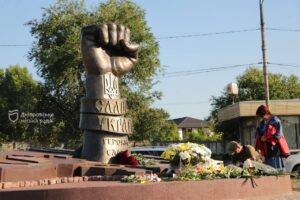 У Дніпрі на честь загиблих захисників встановили меморіальний знак