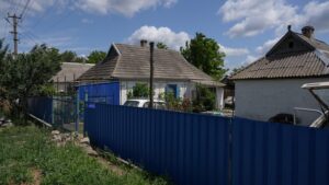 Їдуть вулицями, родинами. Як живуть на Дніпропетровщині в 15 км від фронту