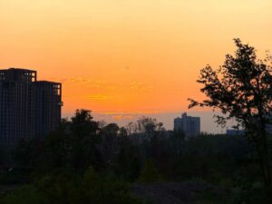 У Дніпрі спостерігають помаранчевий захід сонця. Фото з соцмереж