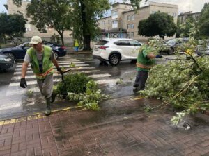 На Дніпропетровщині місто накрив град, буревій, блискавка