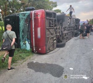 На Дніпропетровщині перекинувся автобус з людьми. Фото з місця трагедії