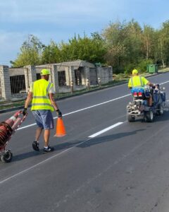У Дніпрі продовжують наносити дорожню розмітку: вже виконали 50% плану на рік