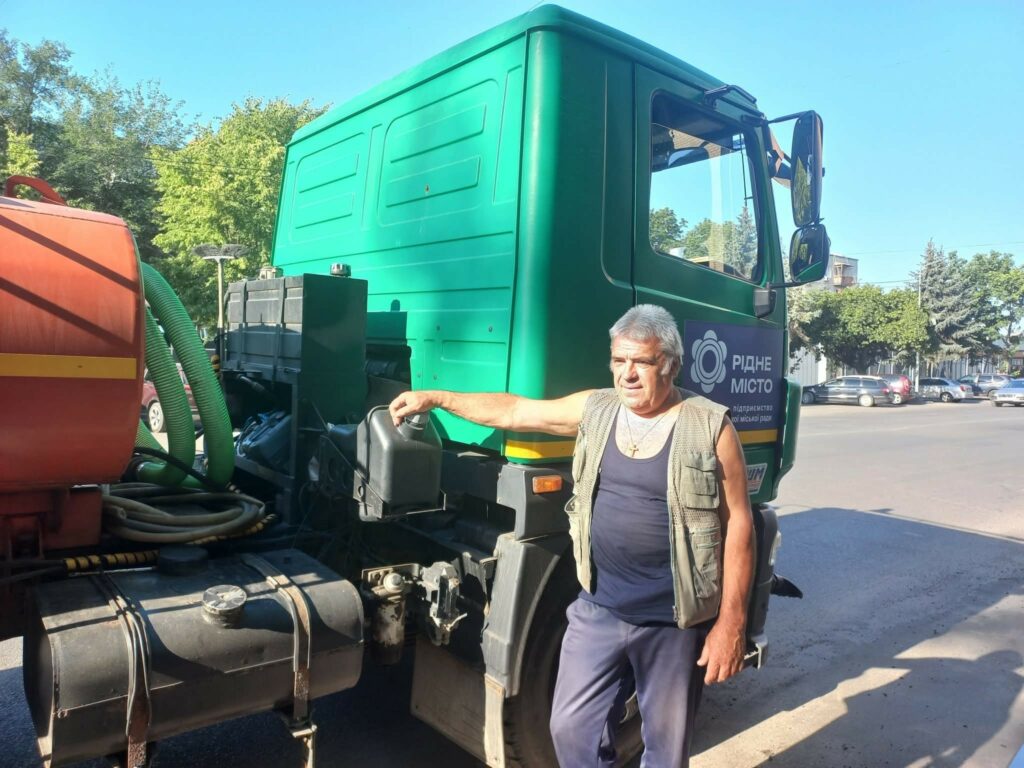 На Дніпропетровщині щоранку водій спецмашини вмиває місто