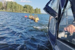 У Дніпрі жінку з двома дітьми на байдарках віднесло вітром у небезпечну зону