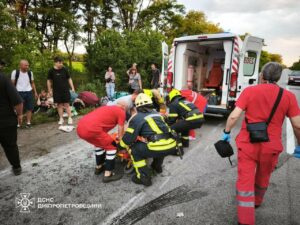 На Дніпропетровшині перекинувся автобус з пасажирами, 1 людина загинула