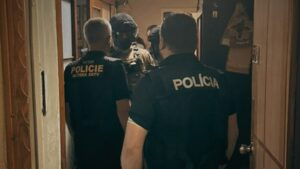 У Дніпрі затримали підозрюваного в “замінуванні” сотень шкіл у Чехії та Словаччині