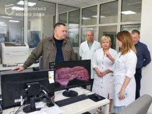Унікальне обладнання для роботи зі стовбуровими клітинами та резистентністю до антибіотиків. У 4-й міській лікарні працюють оновлені лабораторії