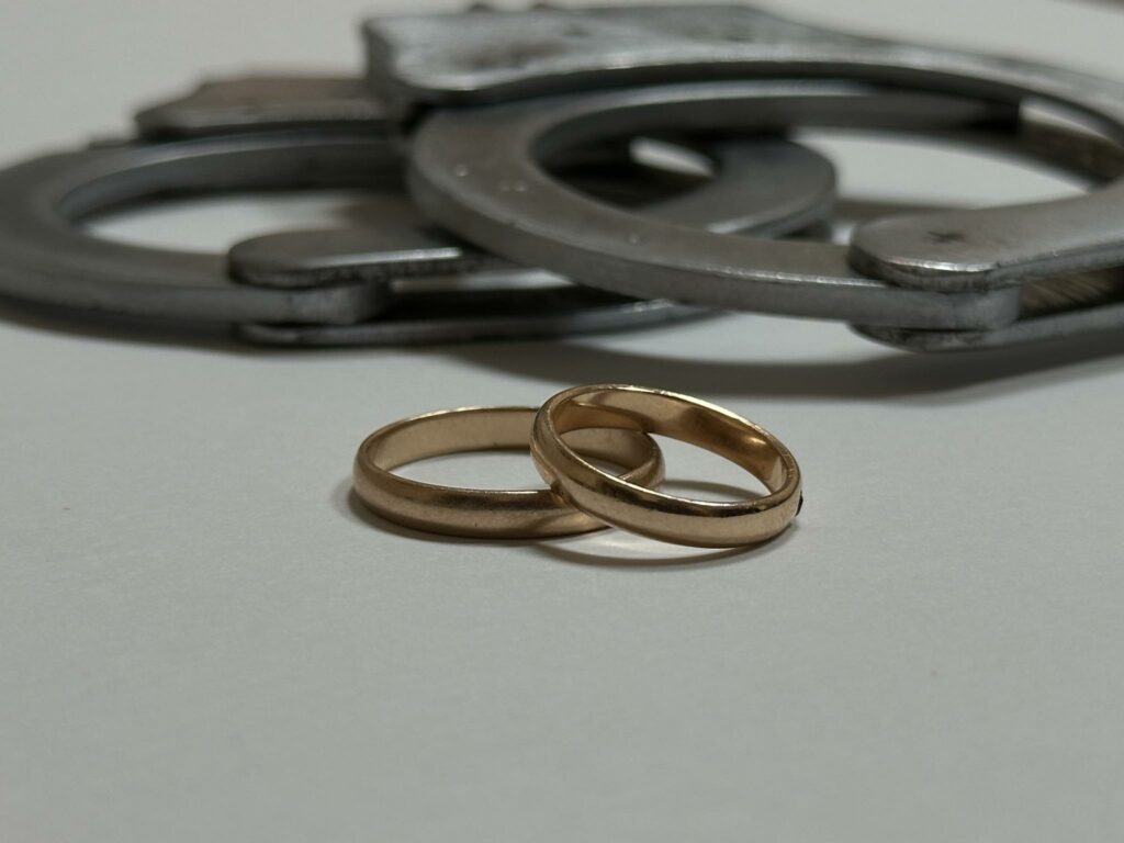 Чоловік з Дніпра намагався виїхати за кордон з двома «дружинами»