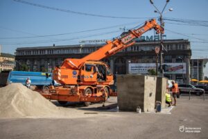 У Дніпрі в центрі міста встановлюють підземні контейнери для сміття