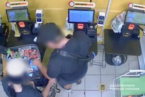 У Дніпрі на касі самообслуговування покупці вкрали товар на 6 тисяч гривень