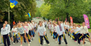 Дніпровські діти захисників привітали танцем. Зворушливе відео