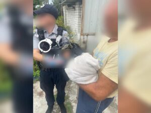 У Дніпрі чоловік знайшов новонароджене немовля в пакеті на вулиці