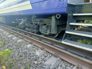 На Закарпатті зійшли з рейок три вагони пасажирського поїзда Запоріжжя-Солотвино