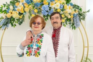 55 років у коханні. На Дніпропетровщині молодята отримали сертифікат на 20 тисяч гривень