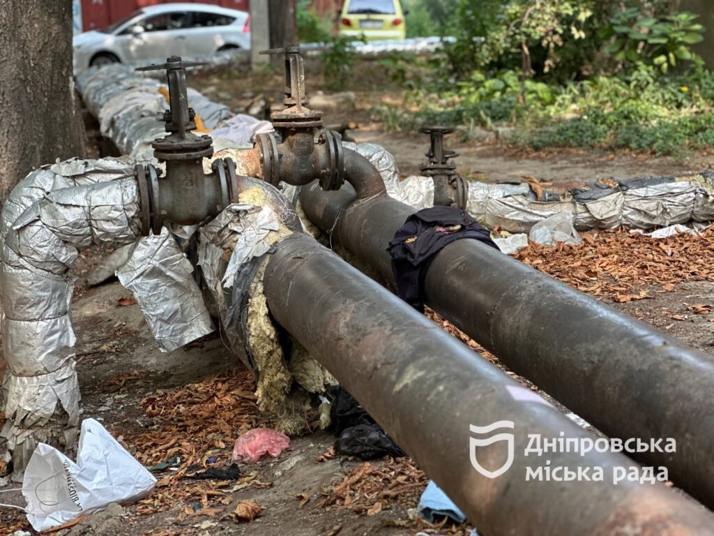 Тепловтрати та антисанітарія: Безхатьки знищують теплотраси у Дніпрі