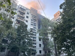 Масований ракетний удар по Дніпру. Що відбувається на місці трагедії