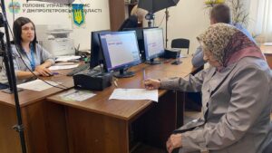 101-річна жінка з Дніпропетровщини оформила закордонний паспорт, щоб поїхати до Німеччини