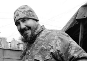 Був оператором взводу радіорозвідки. Під час удару ворожого дрону загинув Юрій Білоус з Дніпропетровщини