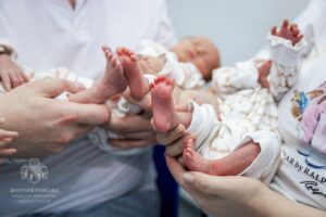 У Дніпрі в одному з пологових одночасно народилися дві трійні (фото)