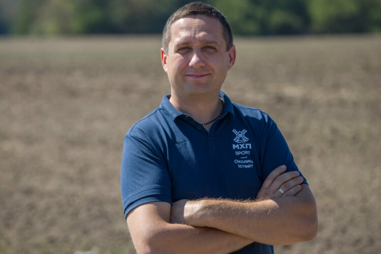 Поле як покликання: 18-річна трактористка Даша Яценко доводить силу жінок в аграрній сфері