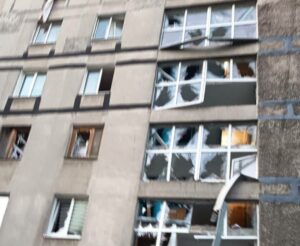 Ракетний удар по Дніпру. Понівечено багатоповерхівку, є постраждалі