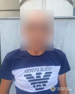 На Вокзальній площі чоловік з підлітком пограбували жінку