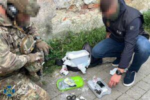 У Львові затримали 17-річного хлопця з Дніпропетровщини, який з подругою намагався підірвати авто військового