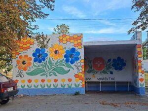 На Дніпропетровщині учні розписали автобусну зупинку в українському стилі