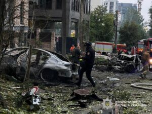 Потужний ворожий удар по Дніпру. Що відбувається на місці трагедії