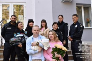 У Дніпрі поліцейські зустріли сина колеги з пологового