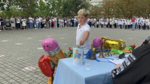 На Дніпропетровщині замість квітів школярі зібрали кошти для ЗСУ