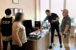 У Дніпрі декана факультету та завідувачку кафедри університету викрили на хабарі