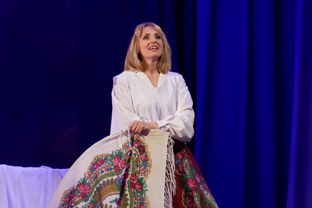 Вражаюча історія Квітки Цісик! У неділю у Дніпрі не пропустіть виставу про легендарну співачку