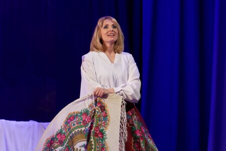 Вражаюча історія Квітки Цісик! У неділю у Дніпрі не пропустіть виставу про легендарну співачку