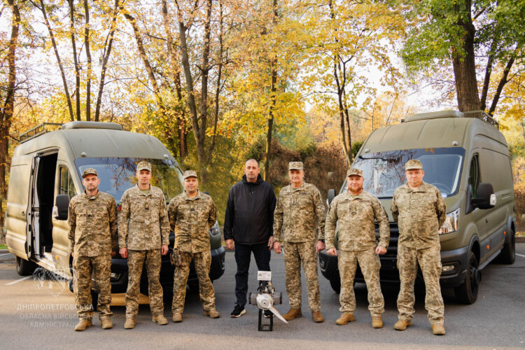 Дніпропетровська ОВА передала воїнам-зенітникам два мобільні пункти керування бойового розрахунку БпЛА