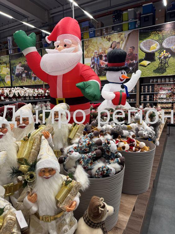 Новорічний декор зʼявився в магазинах Дніпра: ФОТО