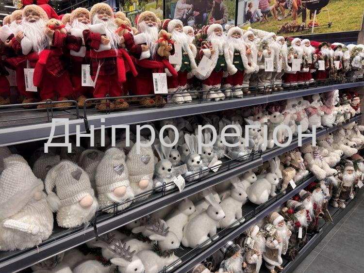 Новорічний декор зʼявився в магазинах Дніпра: ФОТО